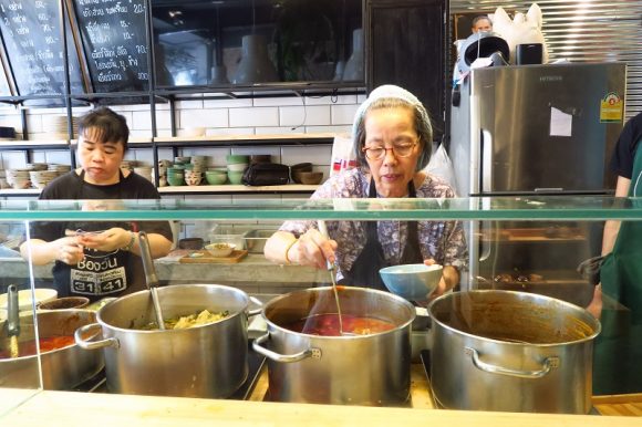 チェンマイ料理『หอมด่วน：Hom Duan』でカオソーイ