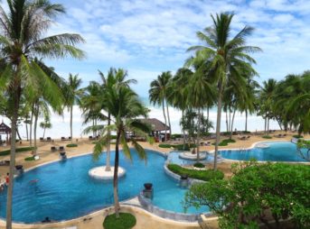 テラスから見える海とプールが素敵な『Katathani Phuket Beach Resort』のお部屋(PR)