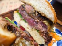 柔らかジューシーな熟成肉とガツンとバーガー『LEON by cocotte』がエムクオにオープン！（PR）